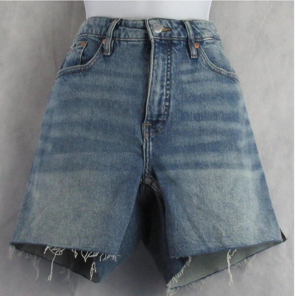 On 34th Women's Raw-Hem Denim Jean Shorts, Light Blue, Size 8 / 29 Waist